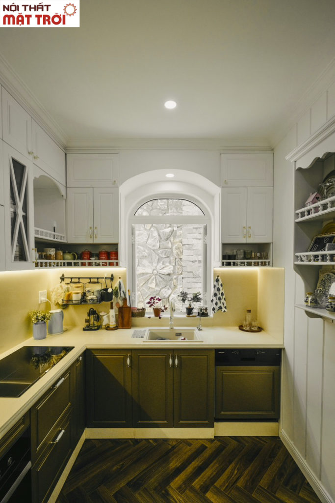 Nội thất tân cổ điển -Phòng bếp được bài trí đơn giản nhưng không thiếu những vật dụng hiện đại.